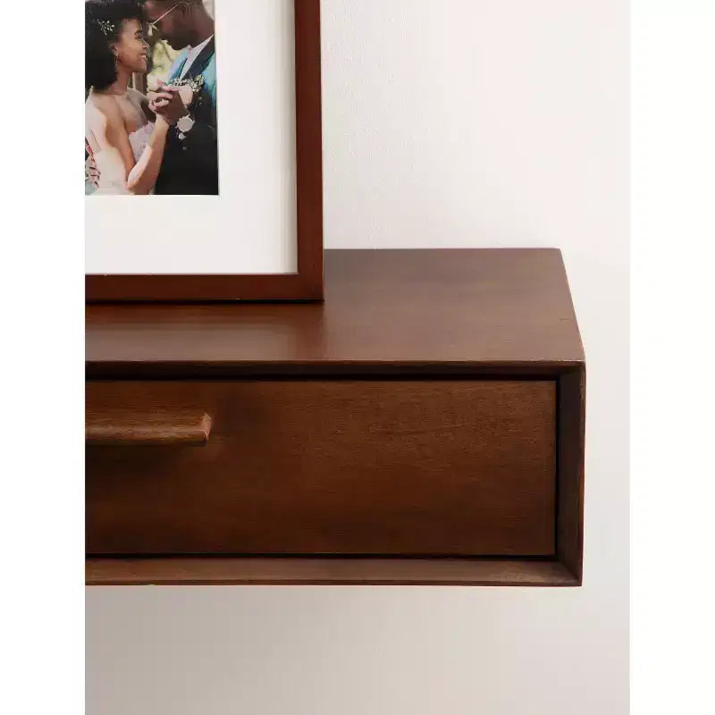 Estante flotante McCutcheon de 30"x9"x6" color Nogal Marrón