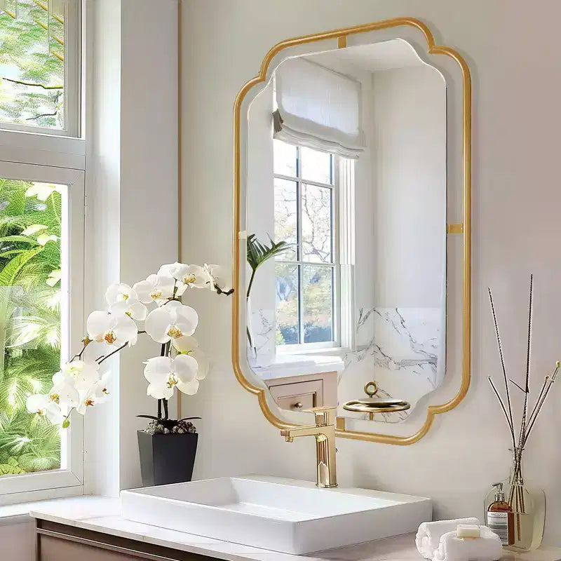 Espejo de pared metálico con esquinas redondeadas de 24"x36", dorado