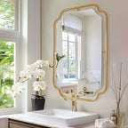 Espejo de pared metálico con esquinas redondeadas de 24"x36", dorado