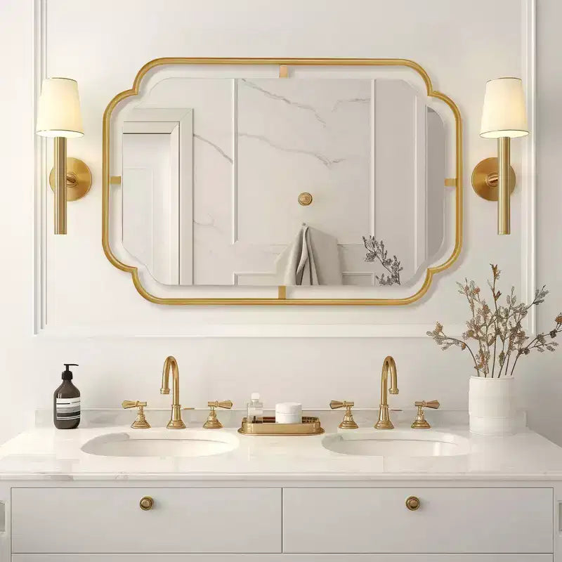 Espejo de pared metálico con esquinas redondeadas de 24"x36", dorado
