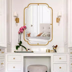 Espejo de pared metálico con esquinas redondeadas de 24"x36", dorado