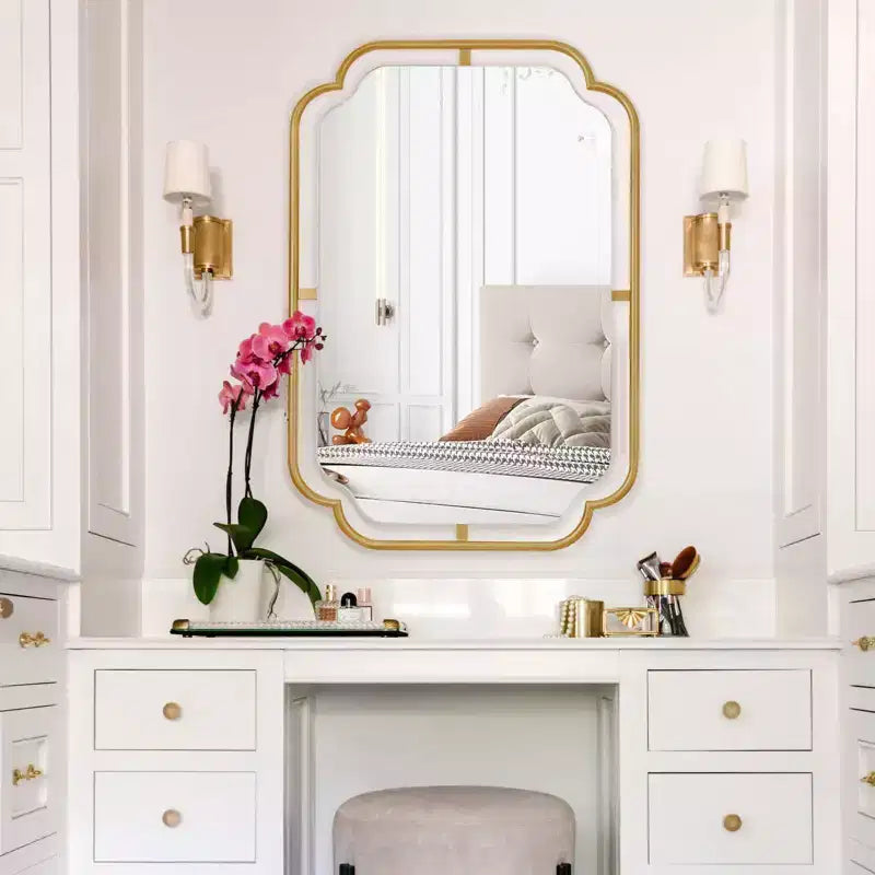 Espejo de pared metálico con esquinas redondeadas de 24"x36", dorado