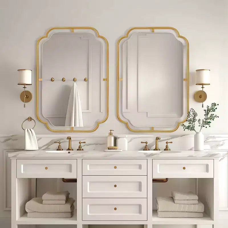 Espejo de pared metálico con esquinas redondeadas de 24"x36", dorado