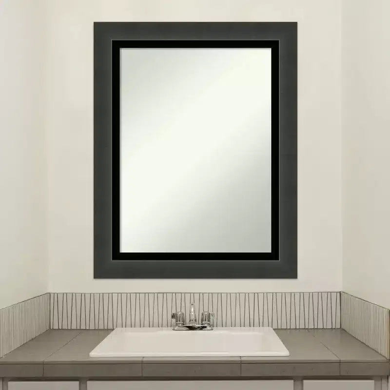 Espejo de pared de baño negro Tuxedo sin bisel de 23" x 29": Marco rectangular moderno de poliestireno, incluye accesorios de montaje
