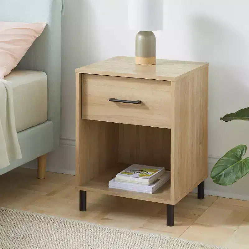 Mesa de noche de madera natural y metal con materiales mixtos