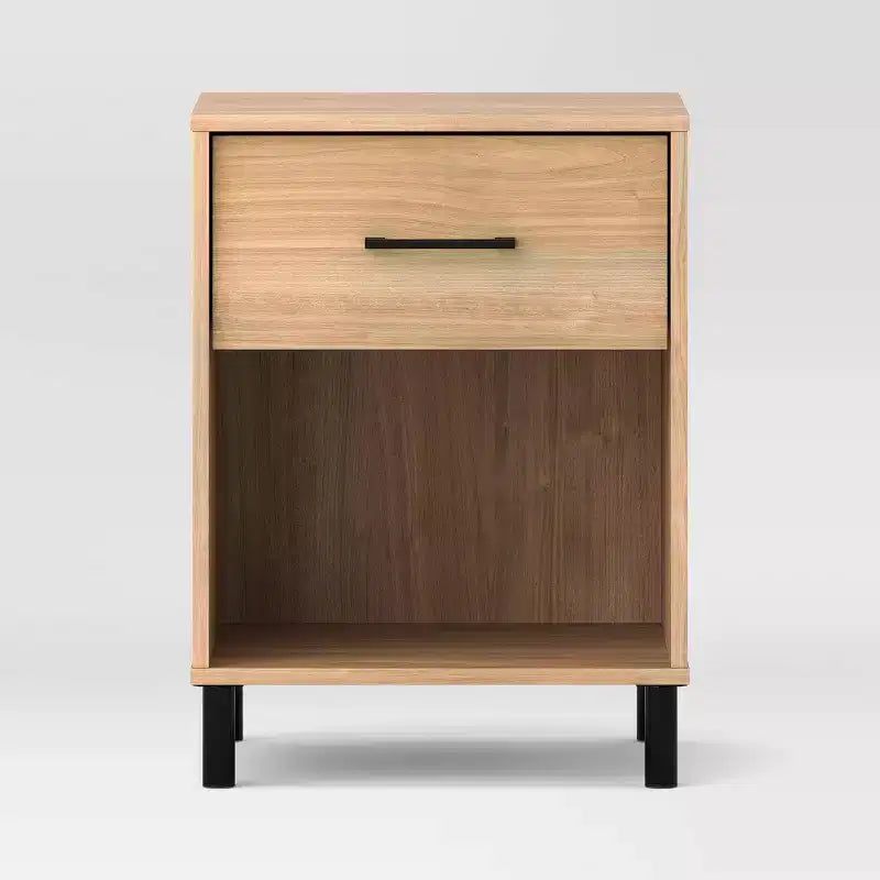 Mesa de noche de madera natural y metal con materiales mixtos