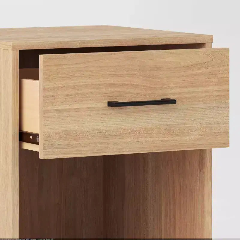Mesa de noche de madera natural y metal con materiales mixtos