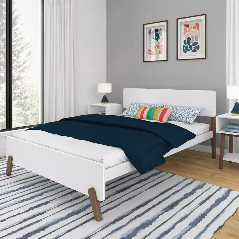 Cama Queen Size con cabecero y piecero estilo moderno de mediados de siglo