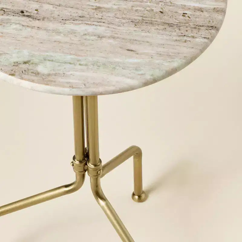 Mesa auxiliar decorativa de mármol y latón