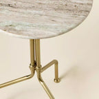 Mesa auxiliar decorativa de mármol y latón