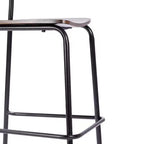 Taburetes de bar con estructura de metal y asientos y respaldos de madera maciza con acabado antiguo