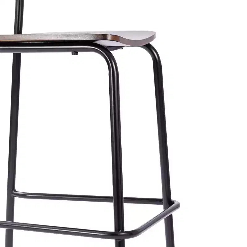 Taburetes de bar con estructura de metal y asientos y respaldos de madera maciza con acabado antiguo