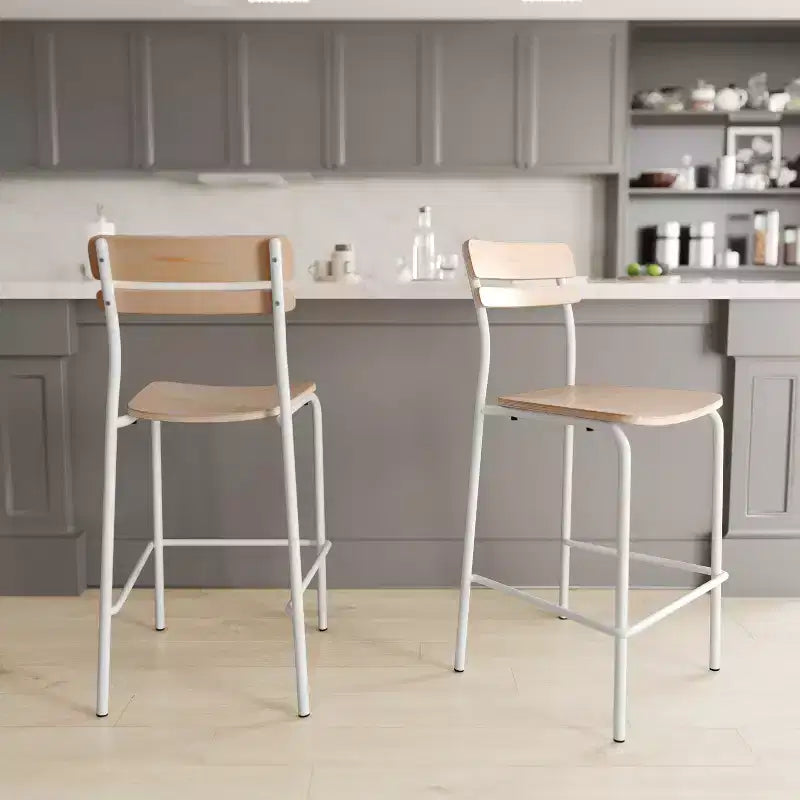 Taburetes de bar con estructura de metal y asientos y respaldos de madera maciza con acabado antiguo