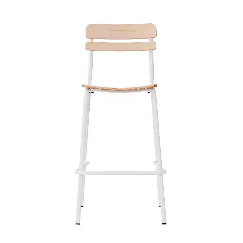 Taburetes de bar con estructura de metal y asientos y respaldos de madera maciza con acabado antiguo