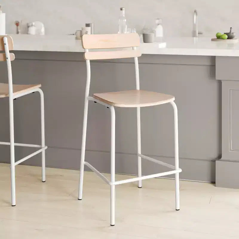 Taburetes de bar con estructura de metal y asientos y respaldos de madera maciza con acabado antiguo