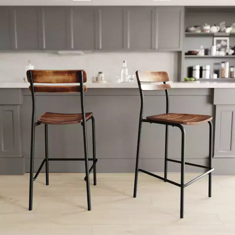 Taburetes de bar con estructura de metal y asientos y respaldos de madera maciza con acabado antiguo