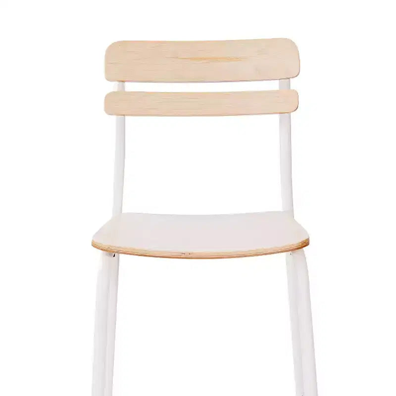 Taburetes de bar con estructura de metal y asientos y respaldos de madera maciza con acabado antiguo