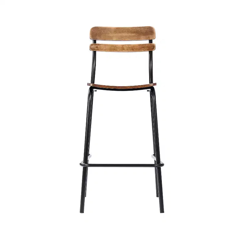 Taburetes de bar con estructura de metal y asientos y respaldos de madera maciza con acabado antiguo