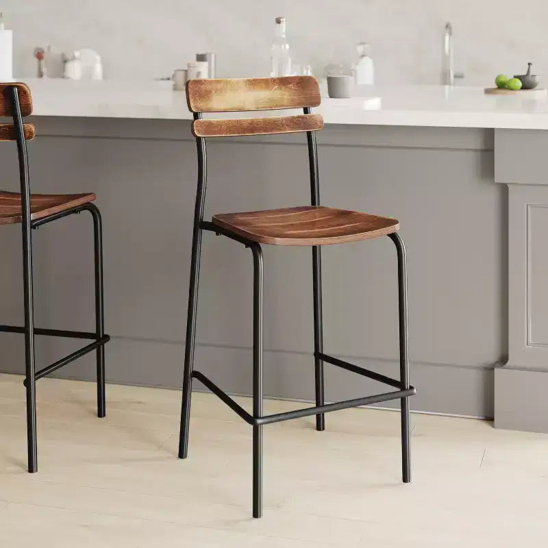 Taburetes de bar con estructura de metal y asientos y respaldos de madera maciza con acabado antiguo