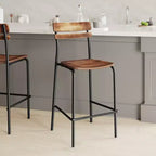 Taburetes de bar con estructura de metal y asientos y respaldos de madera maciza con acabado antiguo