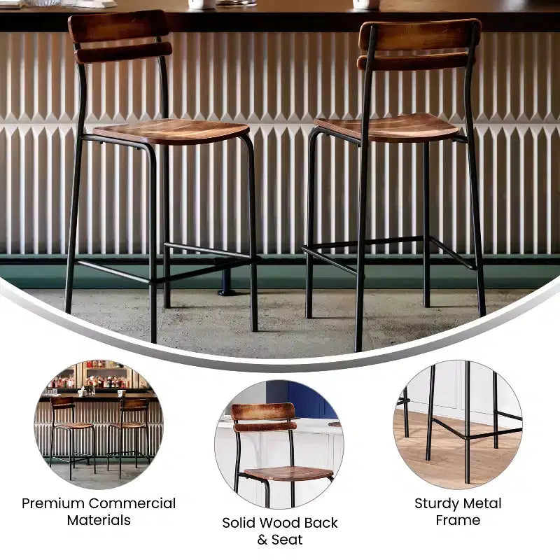 Taburetes de bar con estructura de metal y asientos y respaldos de madera maciza con acabado antiguo