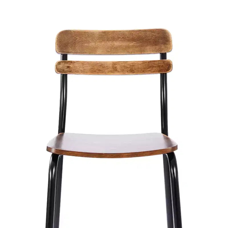 Taburetes de bar con estructura de metal y asientos y respaldos de madera maciza con acabado antiguo