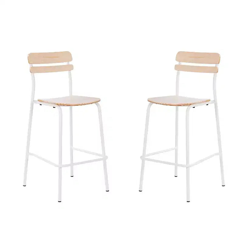 Taburetes de bar con estructura de metal y asientos y respaldos de madera maciza con acabado antiguo