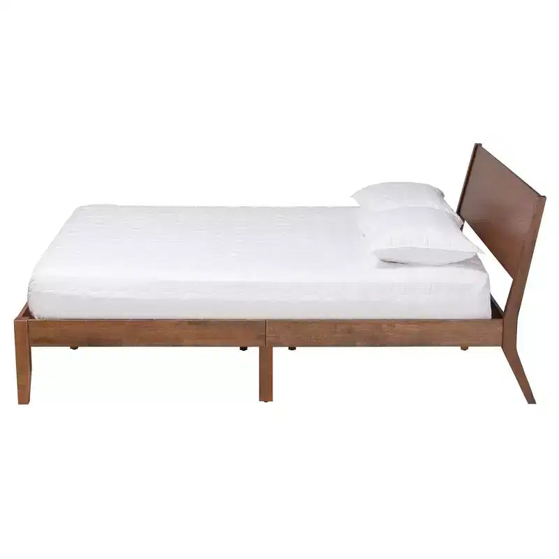 Cama tipo plataforma de madera con acabado nogal marrón moderno de mediados de siglo Salvatore