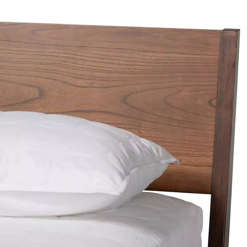 Cama tipo plataforma de madera con acabado nogal marrón moderno de mediados de siglo Salvatore