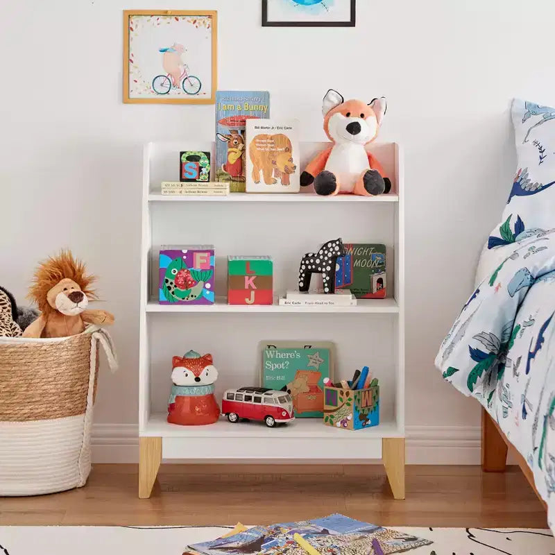 Estantería de pie blanca de 3 niveles para libros o figuras de juguete infantiles, con patas en contraste de tono madera